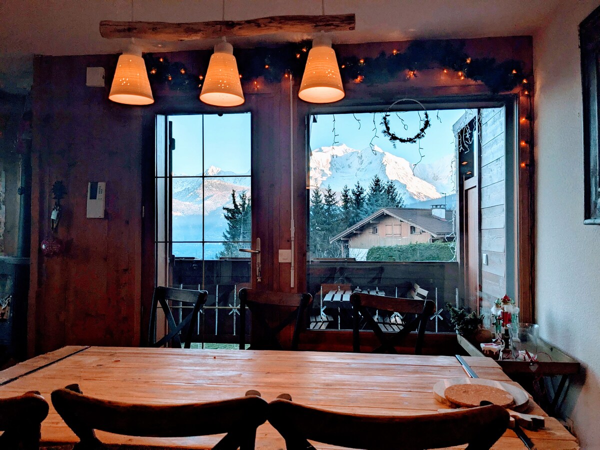 Dînez avec une vue panoramique imprenable sur le Mont-Blanc et sa majestueuse chaîne ! Notre charmante table à manger en bois offre une toile de fond inoubliable pour les repas, avec un éclairage confortable et un magnifique paysage alpin juste devant votre fenêtre.