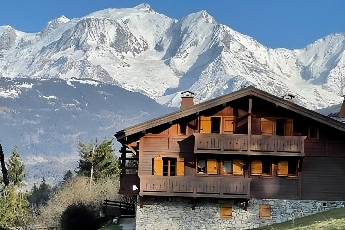 Notre demi-chalet est sur la gauche :)