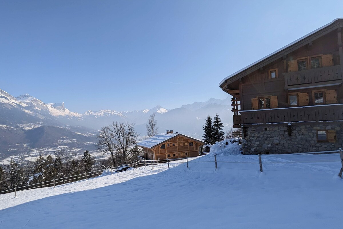 Le chalet à Combloux entouré de neige, face au massif du Mont-Blanc